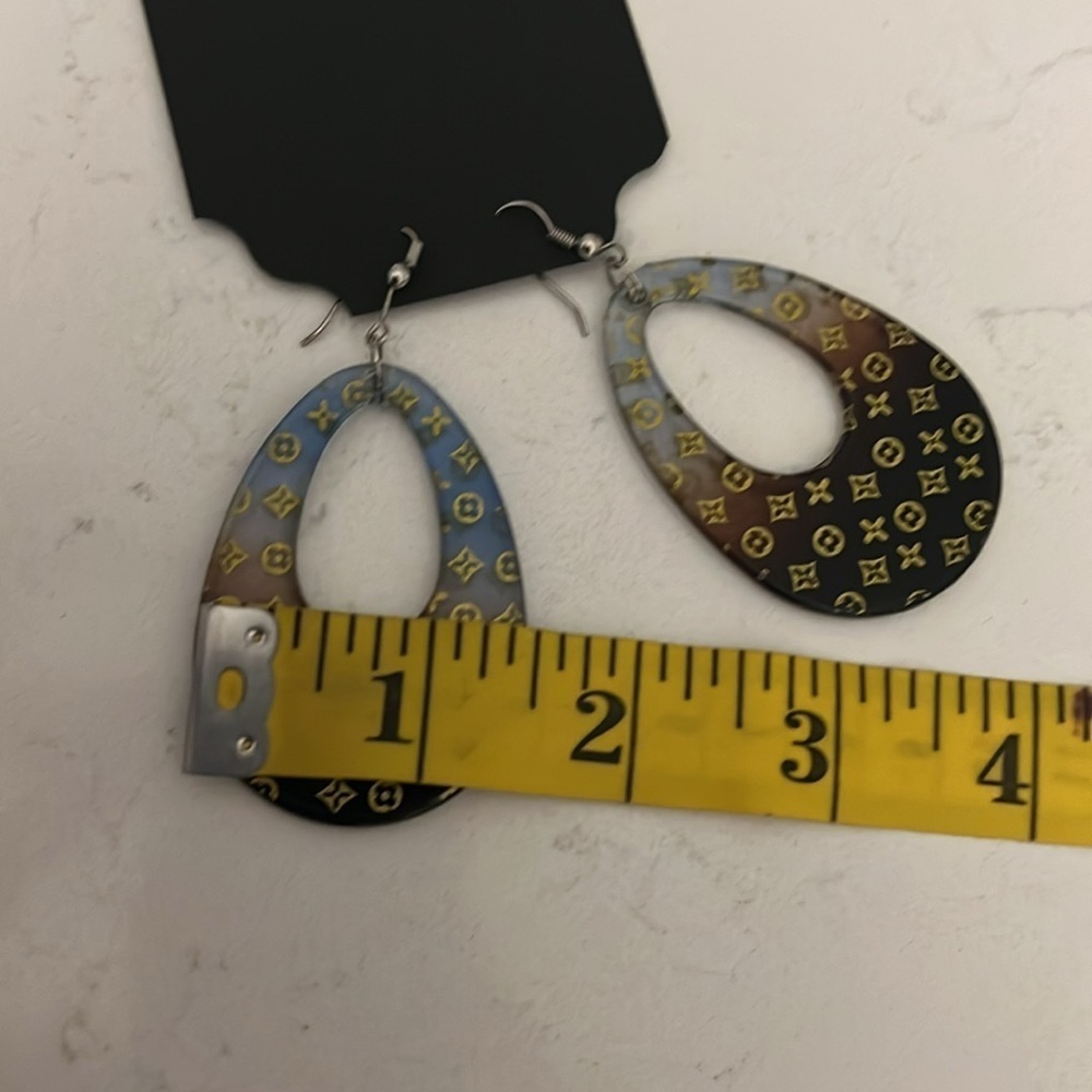 Hard Plastic statement earrings - Picture 8 of 9